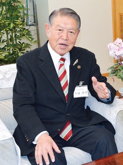 取材に答える加藤市長