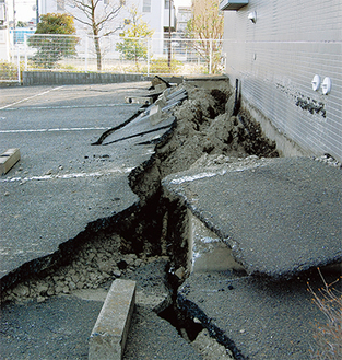 集合住宅の駐車場で路面が陥没・隆起（12日鶴巻南地区）