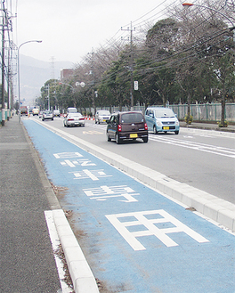 青色に塗り分けられている自転車通行帯反対車線で現在工事が行われている