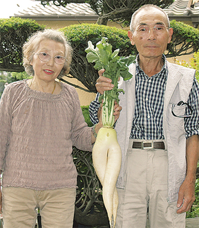 収穫したダイコンと照山さん夫妻