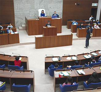 議長、議員、市長役などすべて児童が務めた