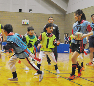 タグラグビーをする子どもたち