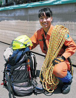 山岳救助の装備を持つ土方さん