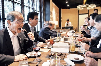 ジビエ肉を試食する佐野会頭（左）ら