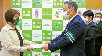 委嘱状を受け取る中尾会長（左）