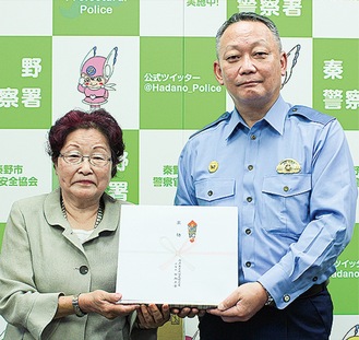 百瀬さんが寄付 秦野警察署などに | 秦野 | タウンニュース