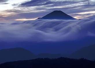 大賞作品「丹沢の山並みに浮ぶ雲海富士」