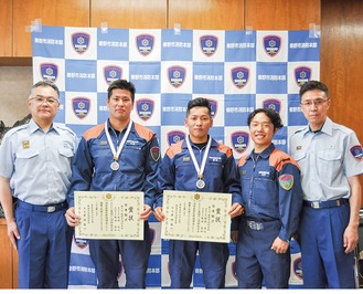 写真左から杉田消防長、柏崎さん、飯田さん、市川さん、谷和之署長