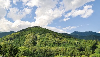 登山シーズンを迎えている丹沢の山々