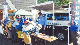 登山者に登山届を書いてもらう