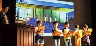 学習発表をする南小学校３年３組の児童