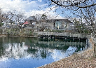 太岳院と今泉名水桜公園の池