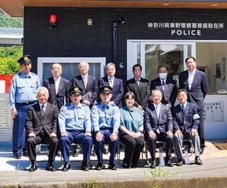 新築の菩提駐在所の前で記念撮影が行われた