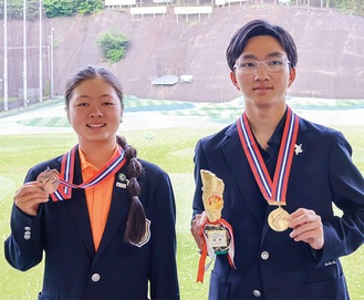 妹の萌来美さん（左）と兄の琉煌さん