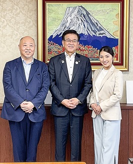 瓜生さん（右）と高橋市長（中央）、森久保名誉監督