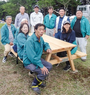 設置したベンチを囲み、記念撮影が行われた