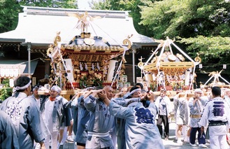 宮立する曾屋神社の神輿