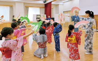 小学生ら伝統芸能を体験