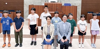 子ども議員と正副議長ら＝写真提供・秦野市議会