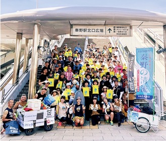 水無川へいざ出発！秦野駅に集合した参加者たち