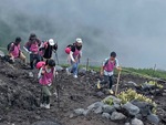 足を踏みしめ富士登頂を目指す