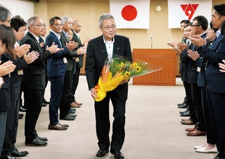 花道を通り見送られる内田副市長