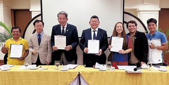 小巻会長（右から４番目）、大屋会長（同５番目）らが調印式に参加（写真：RC提供）