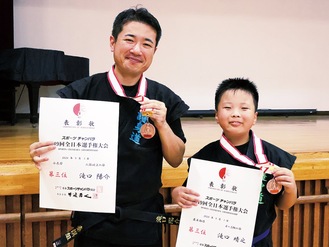 全日本で３位入賞をした滝口陽介さん（左）と晴之さん