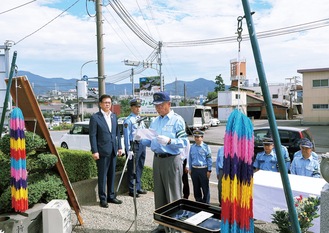 慰霊碑前で追悼の言葉を述べる宇佐美会長