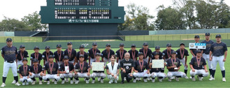 南関東大会３位となった、秦野リトルシニアのメンバーら