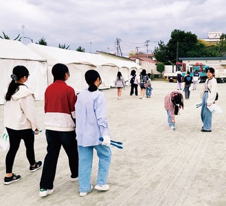 祭り会場のごみ拾いをする中学生たち