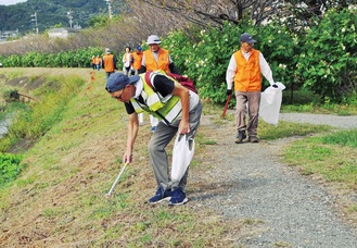 大根川沿いを清掃する会員