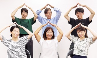 OMOTANライターの（後列左から）河村さん、内田さん、松田さん、（前列左から）深瀬さん、及川さん、那保さん