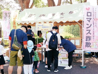 参加者にカプセルトイで遊んでもらいながら、特殊詐欺や自転車盗被害の防止を呼びかけた