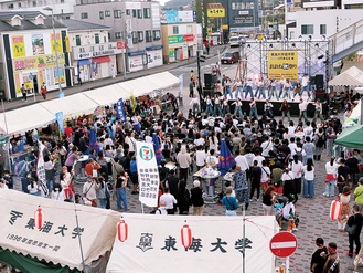 東海大学前駅に設けられた会場に、多くの人たちが訪れた