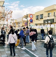 渋沢駅前賑わう