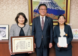 高橋市長（中央）に受賞を報告した、丸山さん（左）と佐藤さん