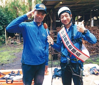 山岳救助隊長として活動をレポートした藤田さん（右）＝提供写真