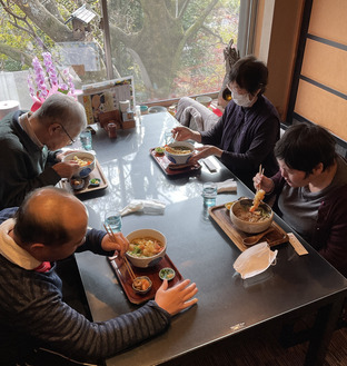 利用者はそばを食べ「美味しい」と話していた