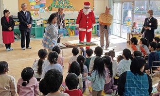 サンタに扮した大屋会長らが園児に絵本をプレゼントした（写真はなでしこ第２保育園）