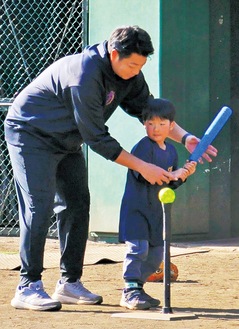 バッティング指導を行う高木選手