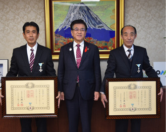 左から村山さん、高橋市長、諸星さん