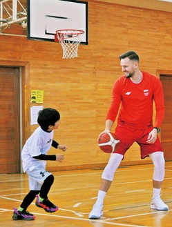 児童に指導するシモン選手