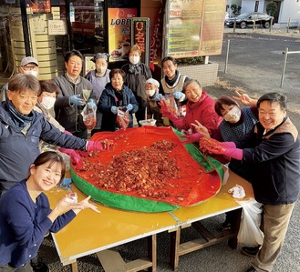 キムチ作りで新春交流