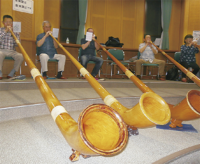 大舞台に向け練習中 丹沢アルプホルンクラブ | 秦野 | タウンニュース