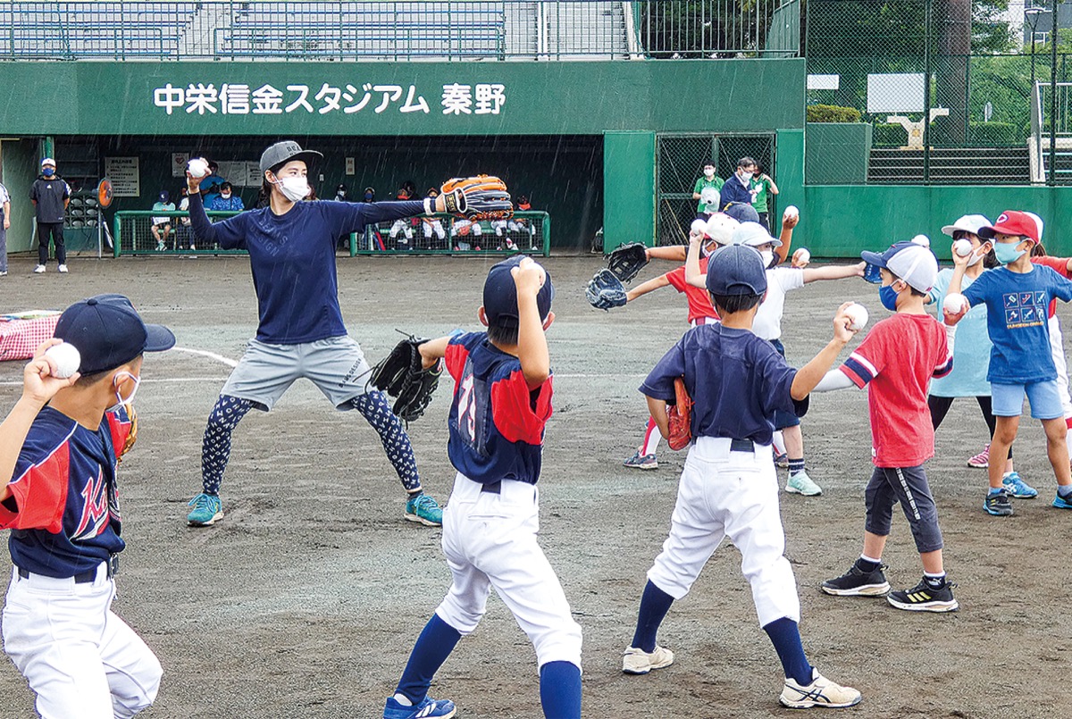 女子野球選手加藤優さん 小学生に基礎を指導 ふるさと大使として初仕事 秦野 タウンニュース